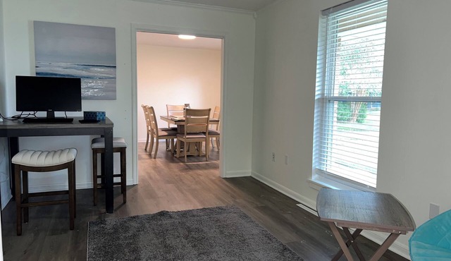 Wheelchair Accessible Executive, Guest, Medical STR. Pet Friendly, Quiet, Safe.