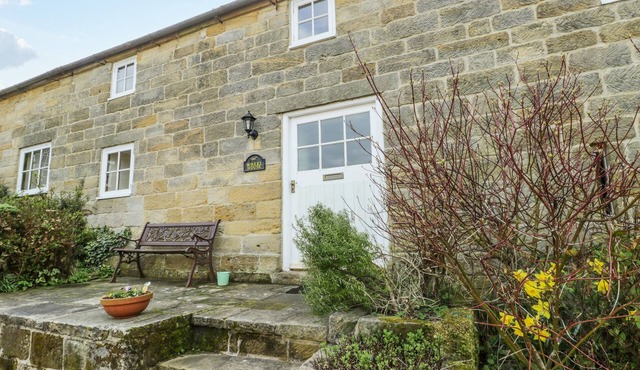 WHEELHOUSE COTTAGE, pet friendly, with a garden in Fylingthorpe