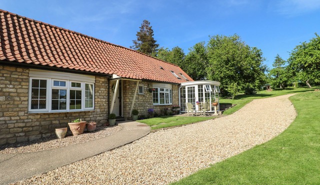 WHEELWRIGHTS COTTAGE, romantic, with pool in Corby Glen