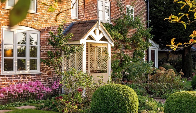 WHEELWRIGHTS COTTAGE, pet friendly, with open fire in Tarporley