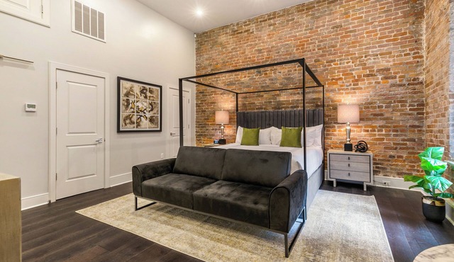 WHERE GLAM MEETS COZY! THE PERFECT PLACE FOR A DOWNTOWN GETAWAY! | The Sazerac