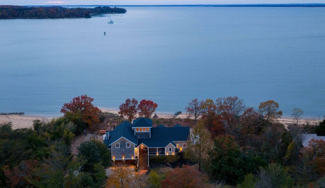Where luxury meets laughter by the bay. Welcome to Bamboo Sands Villa & Captain’s Quarters.