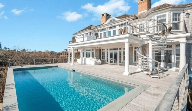 Where Luxury Meets the SeaWaterfront Luxury Escape with private pool and.