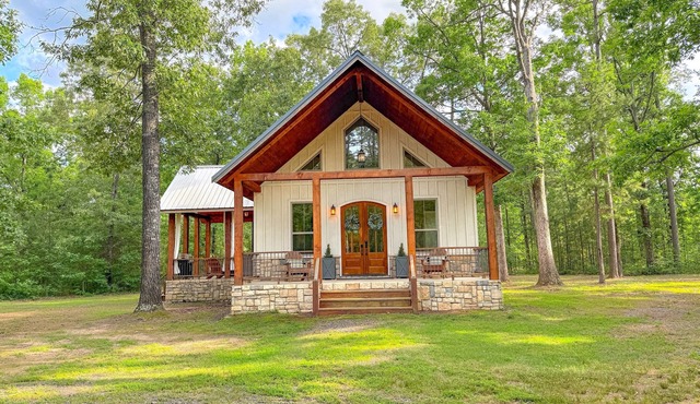 Where Romance Meets the Mountains + Hot Tub + Outdoor Shower