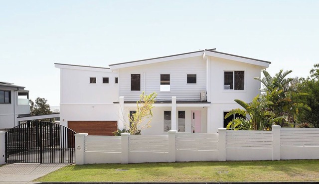 Where style meets the sea: 180° Views & Beachside Living