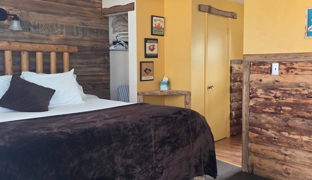 Where the Creek Giggles and the Pillows Hug Back. King Bed with Full Kitchen.