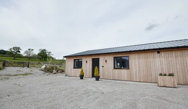 WHERNSIDE LODGE, luxury holiday cottage, with a garden in Settle