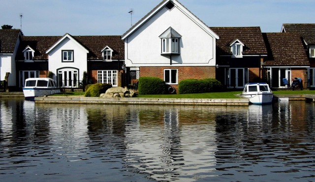 Wherry, pet friendly cottage. on the riverside with free fishing and mooring.