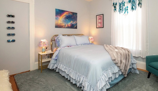Which way to the Beach! Charming 3-bedroom condo with AC in lovely Beverly Salem