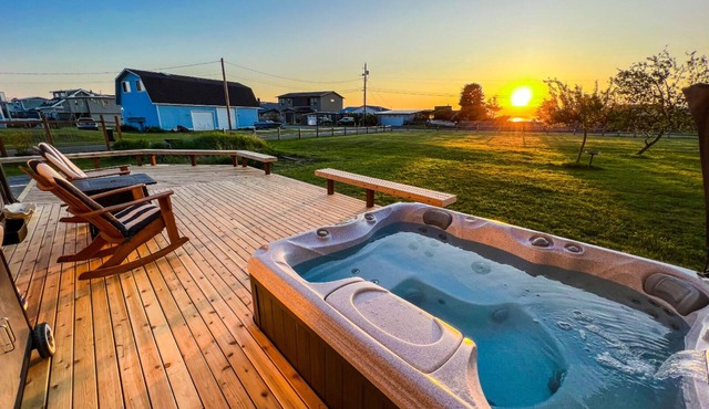 Whidbey Beachfront I Hot Tub I Dogs OK