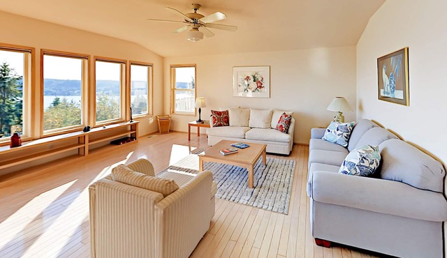 Whidbey Island Getaway w/ Incredible Views of Skagit Bay