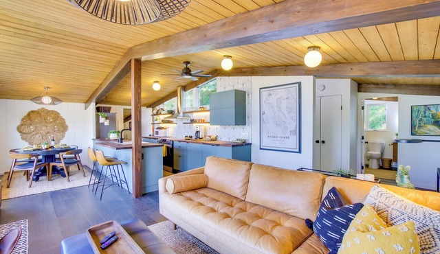 Whidbey Island Oasis: Walk to Beach, Hot Tub, View