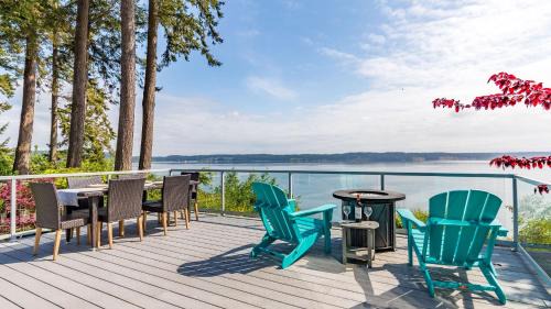Whidbey Island Waterfront Home with Hot Tub Sunset Views Saratoga Vista by AvantStay