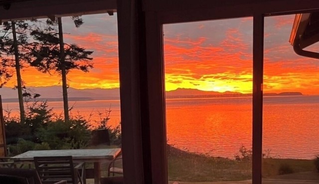 Whidbey Waterfront cabin! Best Sunsets on West side overlooking Admiralty Bay!