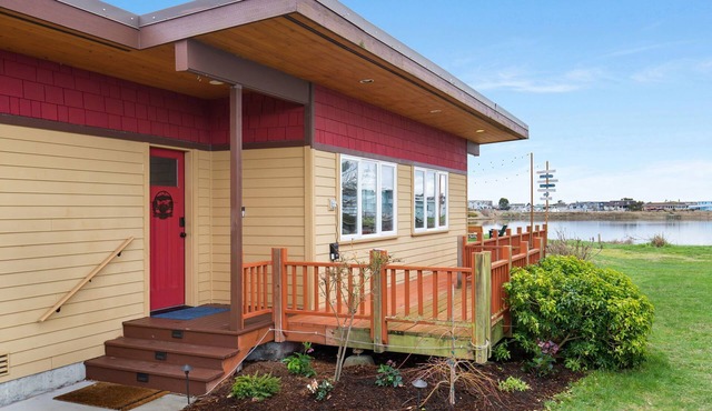 Whidbey Waterfront Retreat- Fireplace - Steps to Beach - Bird Watching