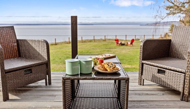 Whidbey Waterview Getaway: Nature, Deers, Pet & Family Friendly