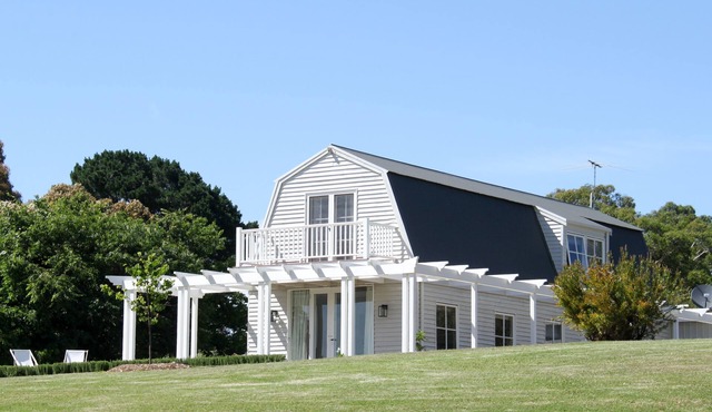 Whileaway Barn in idyllic rural Red Hill setting
