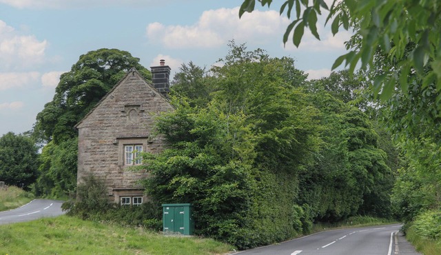 WHIM COTTAGE, pet friendly, with open fire in Hathersage