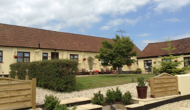 WHIMPLE COTTAGE, pet friendly, with pool in Ottery St Mary