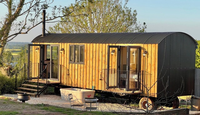 Whimple Shepherd Hut, Sleeps 2, Wood Fire & Garden