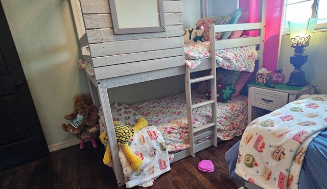 Whimsical 3 bd cottage for families and pets. Sleeps 7, free wifi/snacks