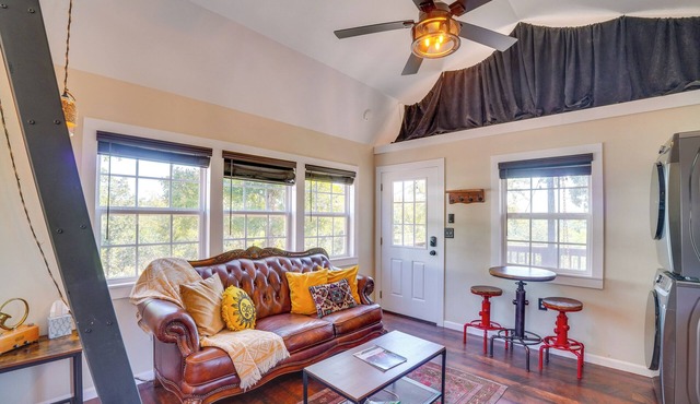Whimsical Cabin w/Grill < 4 Mi to Lake Brownwood!
