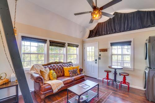 Whimsical Cabin w/Grill < 4 Mi to Lake Brownwood!