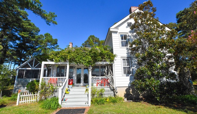 Whimsical Cottage with Gorgeous Views of the Bay, overlooking Russell Marina.