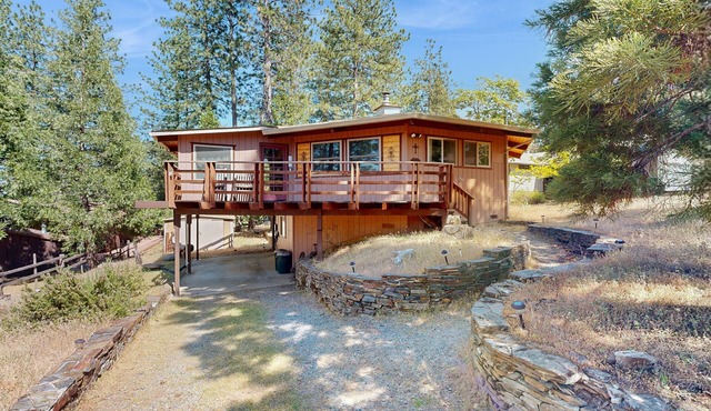 Whimsical dog-friendly cabin with fireplace & deck - close to Yosemite, skiing