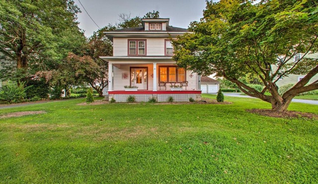 Whimsical Lancaster Home - 4 Mi to Sight and Sound