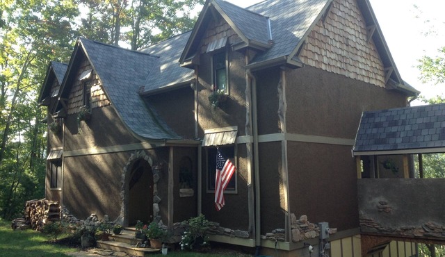 Whimsical Mountain retreat with gorgeous views and privacy.