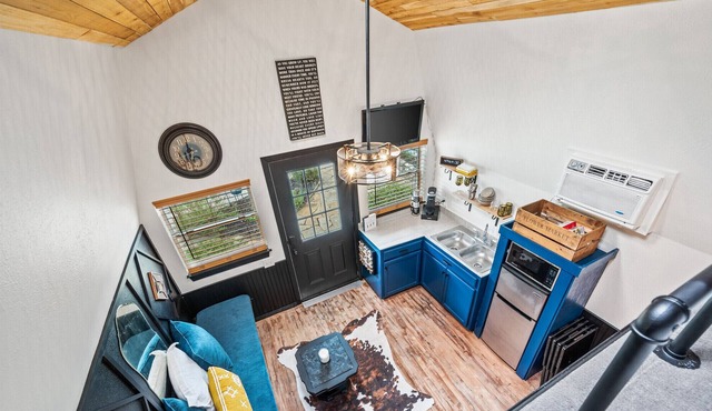 Whimsical Tiny Home Cottage with hot tub, fire pit and grill!