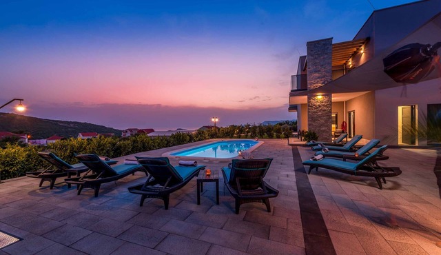 Whimsical Waters - Four Bedroom Villa, Sleeps 8