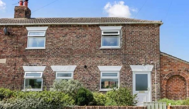 WHINHILL COTTAGE, pet friendly, with open fire in Ottringham