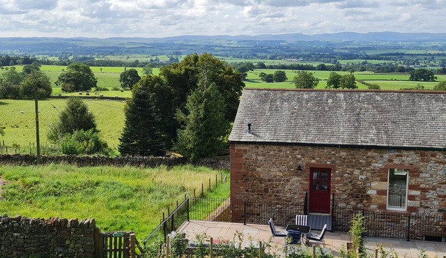 WHINSTONE, pet friendly, with a garden in Appleby-In-Westmorland