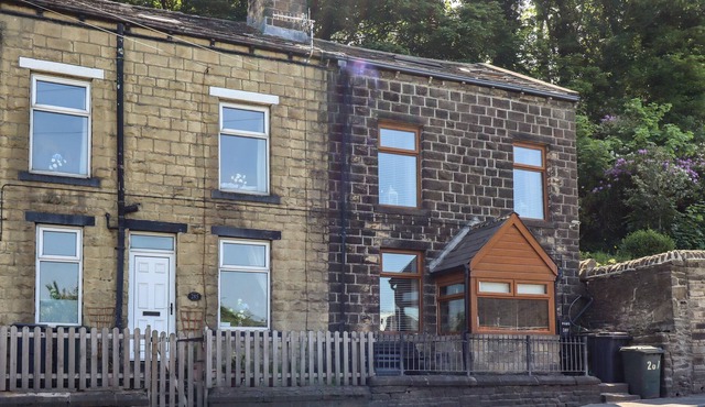 WHINSWOOD COTTAGE, pet friendly, character holiday cottage in Haworth