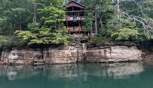 Whippoorwill Ridge- Waterfront cabin on beautiful Beaver Lake