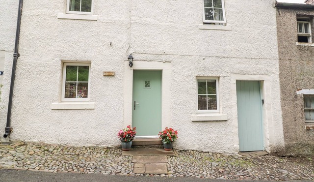 WHIRLIGIG COTTAGE, family friendly, with open fire in Armathwaite