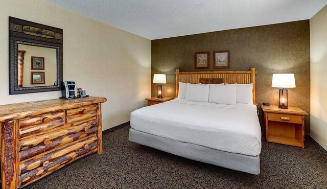 Whirlpool, Living Room with Dry Bar, Theme Suite, Stoney Creek Galena