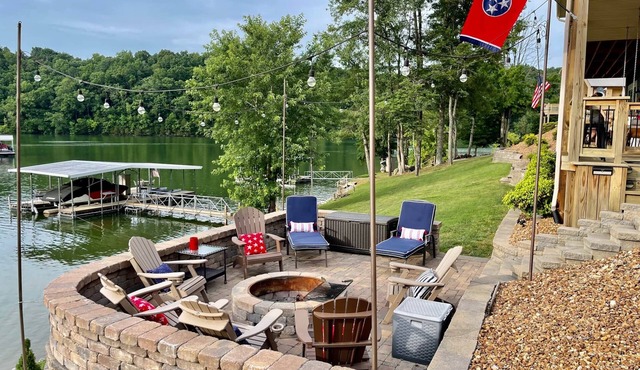 Whiskey Cove, Lakeside Fire Pit, Private Dock, Easy Water Access on Calm Cove, 5BD 2BA Sleeps 12