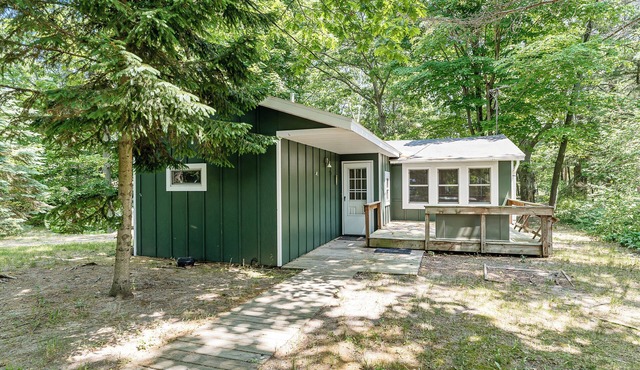 Whiskey Creek Cottage- Private Lake Michigan Beach Frontage