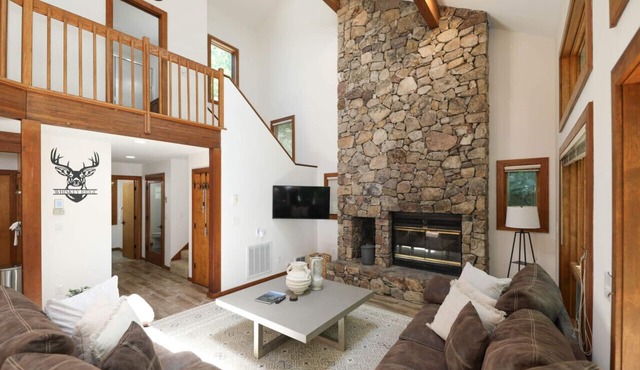 Whiskey Ridge - Luxury Mountaintop Family Retreat * Dog Friendly * Hot Tub