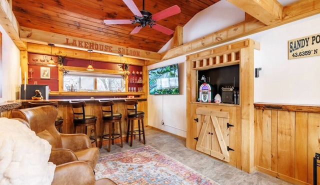 Whiskey Roc Inn · Lakefront cabin with a view!