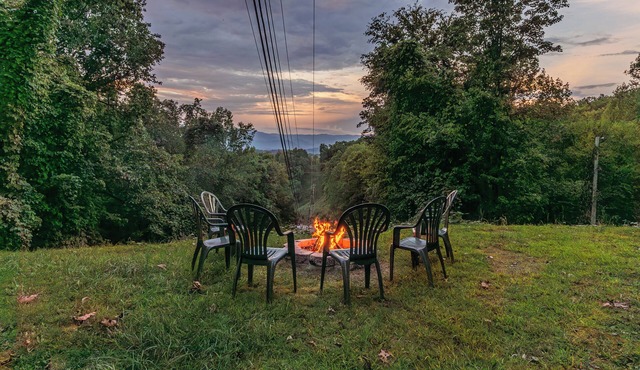 Whiskey Run Cabin: Hot Tub, Spectacular Mountain Views, Private, Easy Access