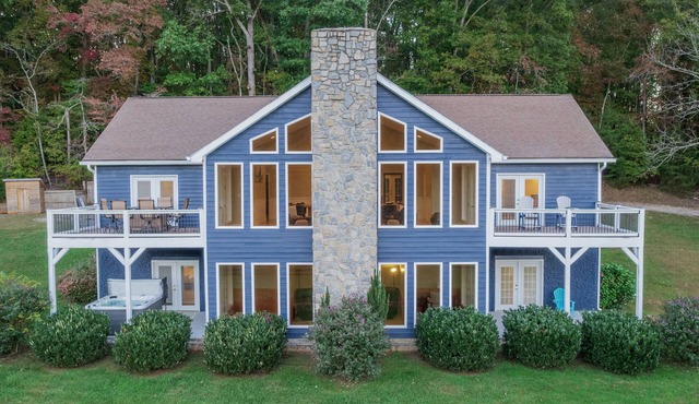 Whiskey Way Inn - Amazing Amenities w/Hot Tub/Game Room/Privacy/Views -yet close to it all!