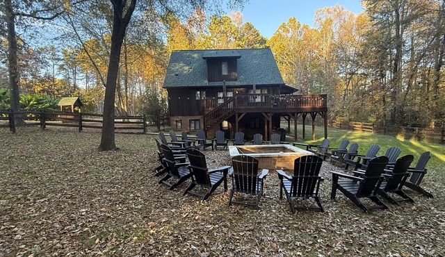 Whisper Chalet events w/hot tub , fenced yard string lights w/fire pit, privacy, free onsite parking