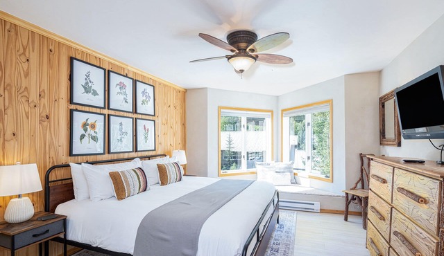 Whisper Wood | Mountain & River Views, Top Floor Bay Window w/pool + hot tub