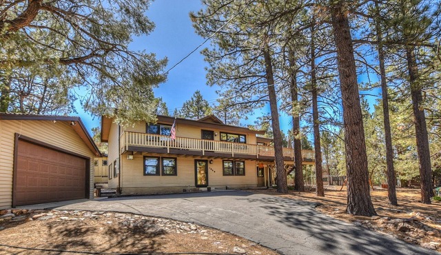 Whispering Bear Lodge by Destination Big Bear : Pool Table! Foosball! Views! Internet! Deck!