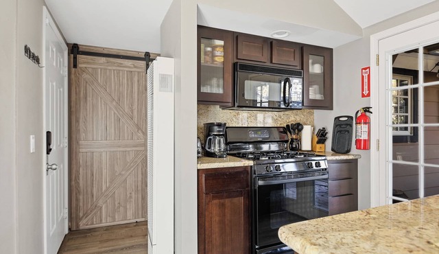 Whispering Oak Cabin - Charming 3-bedroom cabin in beautiful Green Valley Lake