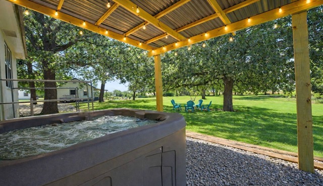 Whispering Oak Cabin- LAKEFRONT getaway with a Jacuzzi in Texoma Shores Resort